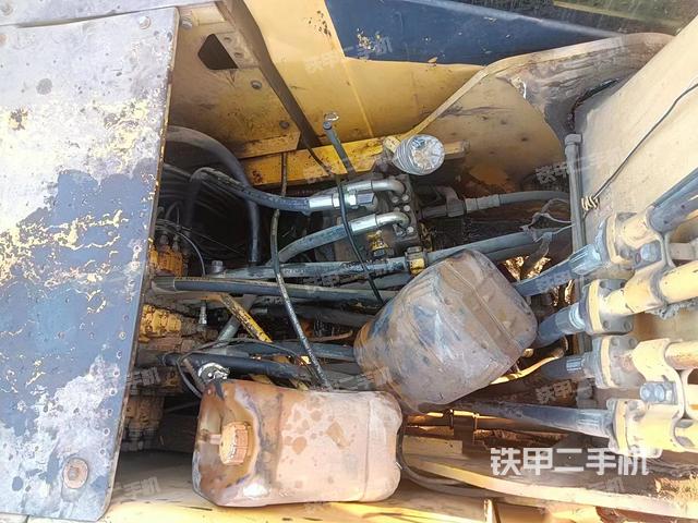 回转马达和主控阀（整机外观）