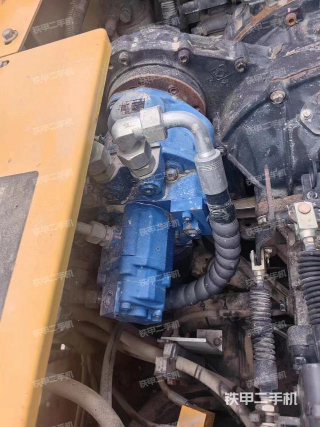 液压泵舱室正面整体（整机外观）