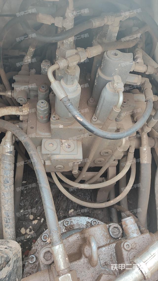 回转马达和主控阀（整机外观）