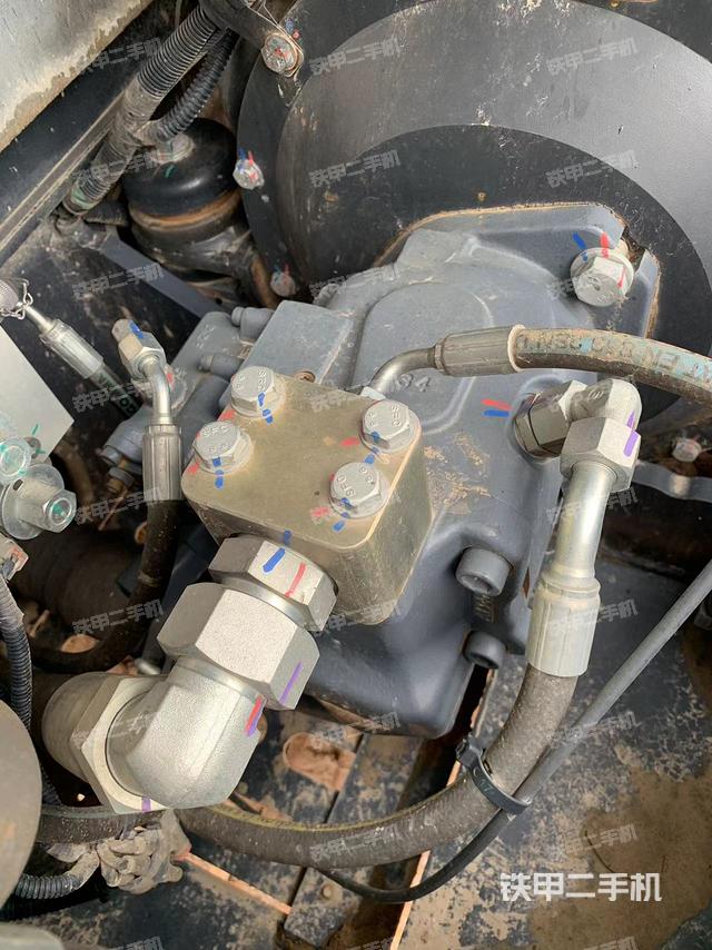 液压泵舱室正面整体（整机外观）