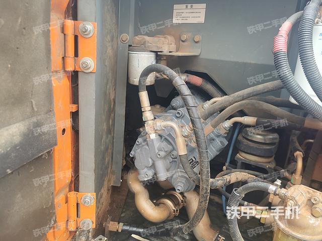 液压泵舱室正面整体（整机外观）