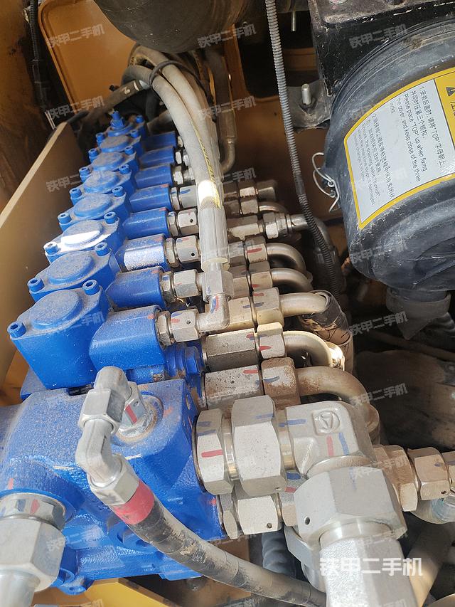 回转马达和主控阀（整机外观）