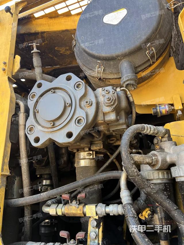 液压泵舱室正面整体（整机外观）