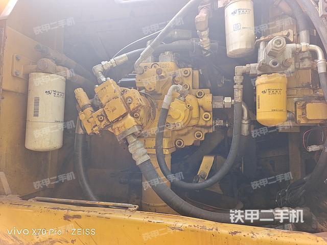 液压泵舱室正面整体（整机外观）