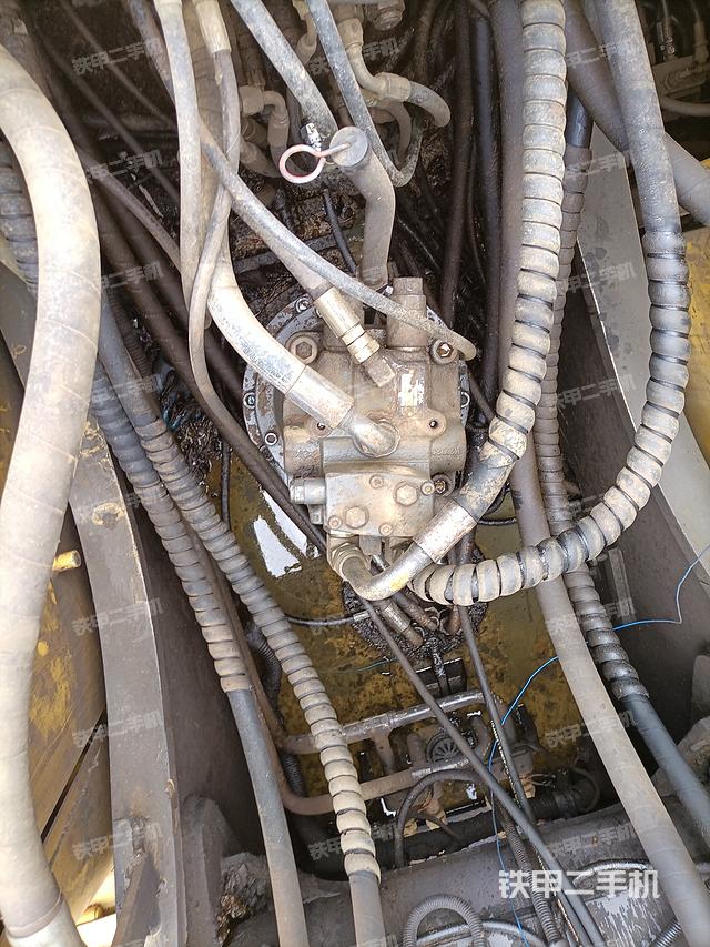 回转马达和主控阀（整机外观）