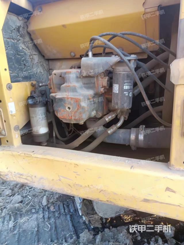 液压泵舱室正面整体（整机外观）