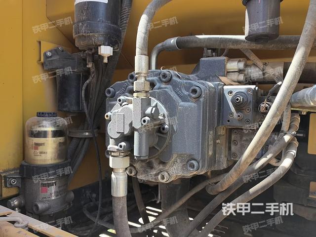 液压泵舱室正面整体（整机外观）