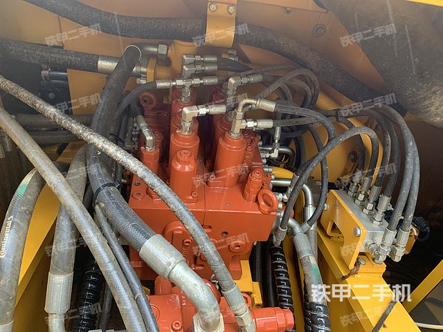 回转马达和主控阀（整机外观）