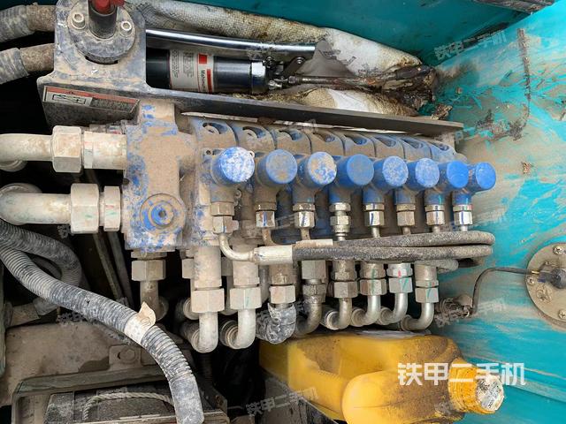 回转马达和主控阀（整机外观）