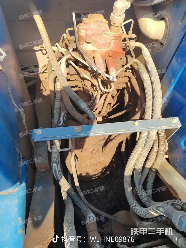 液压泵舱室正面整体（整机外观）