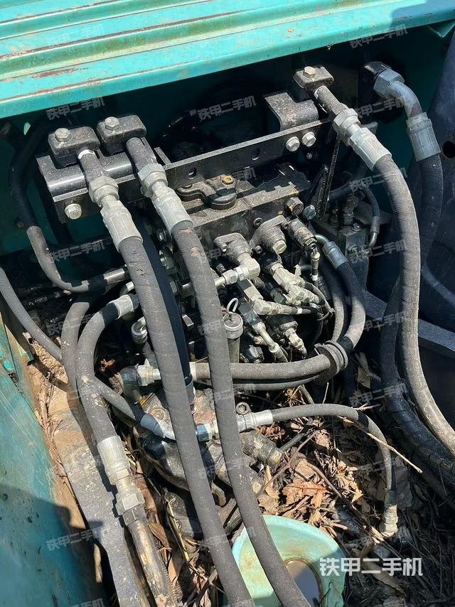 回转马达和主控阀（整机外观）