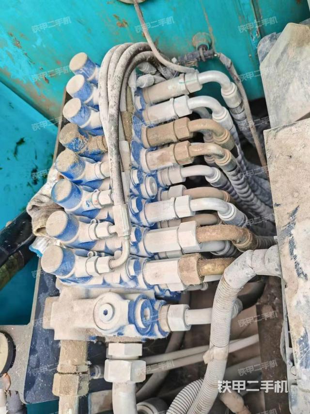 回转马达和主控阀（整机外观）