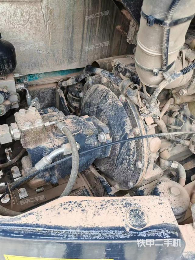 液压泵舱室正面整体（整机外观）