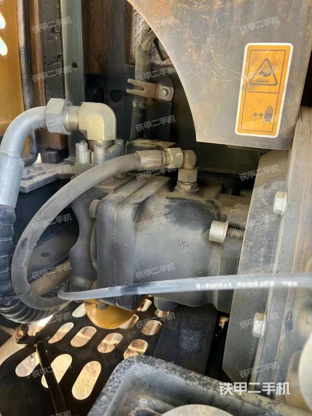 液压泵舱室正面整体（整机外观）