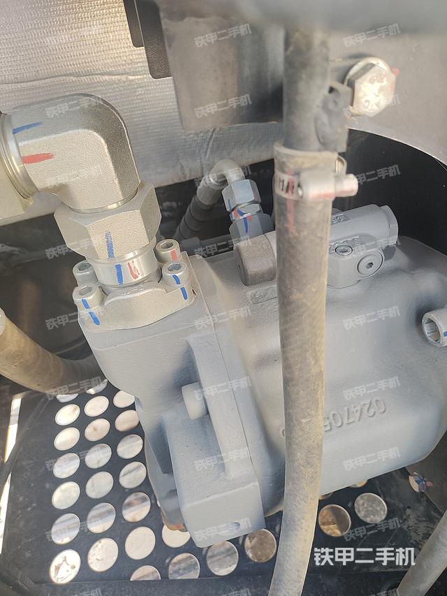 液压泵舱室正面整体（整机外观）