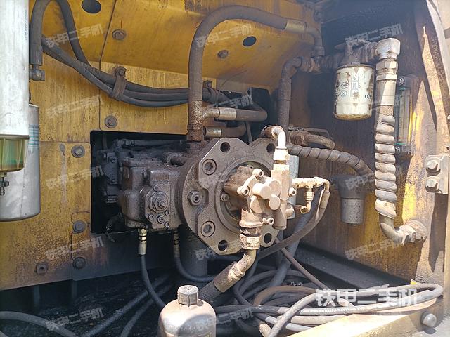 液压泵舱室正面整体（整机外观）