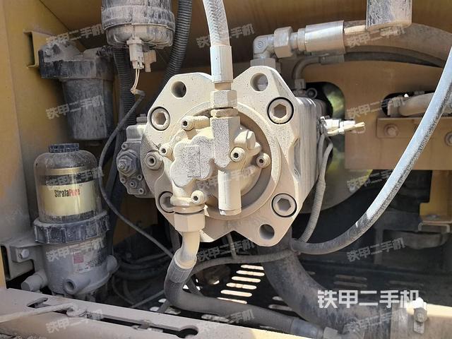 液压泵舱室正面整体（整机外观）