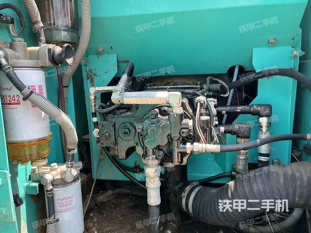 液压泵舱室正面整体（整机外观）