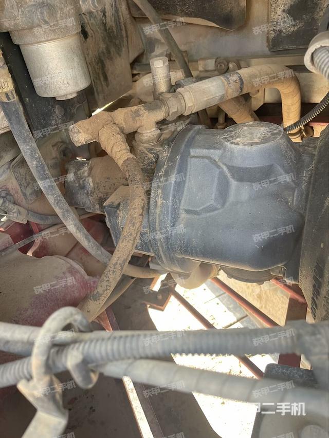 液压泵舱室正面整体（整机外观）