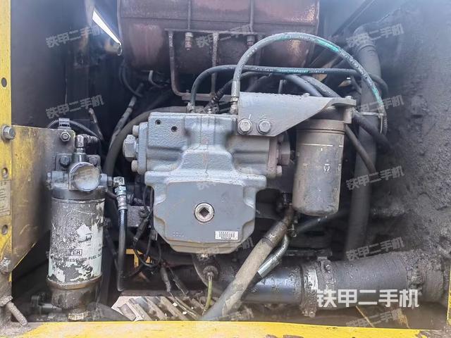 液压泵舱室正面整体（整机外观）