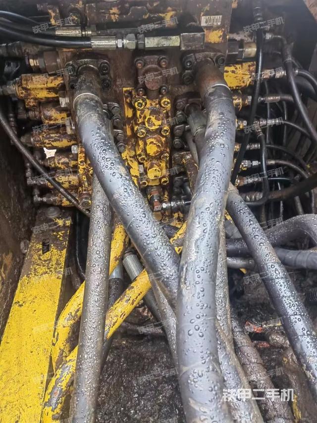 回转马达和主控阀（整机外观）