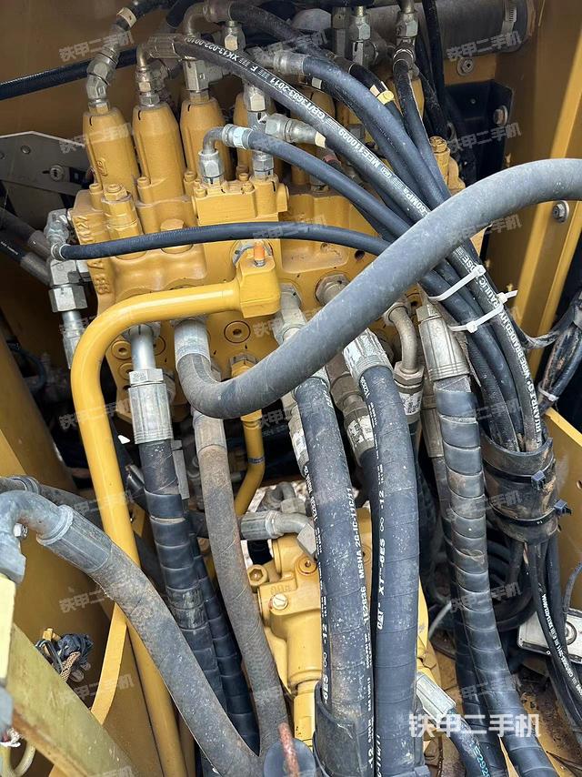 回转马达和主控阀（整机外观）