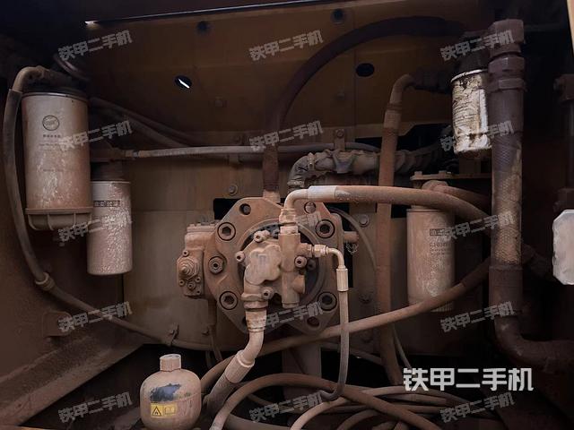 液压泵舱室正面整体（整机外观）