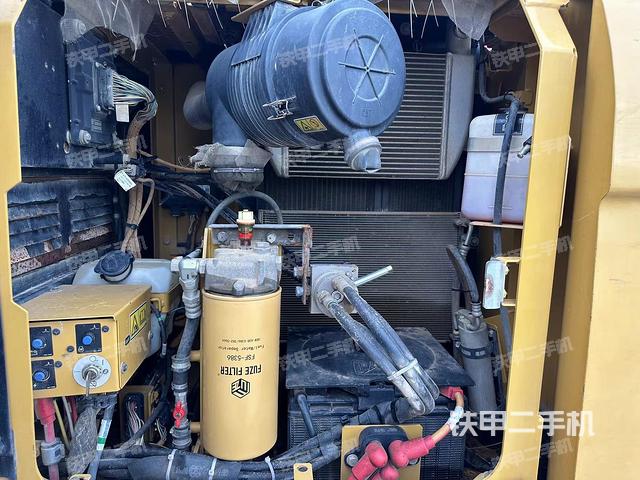 液压泵舱室正面整体（整机外观）