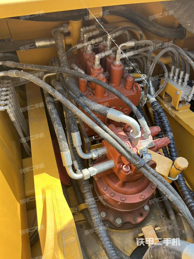 回转马达和主控阀（整机外观）