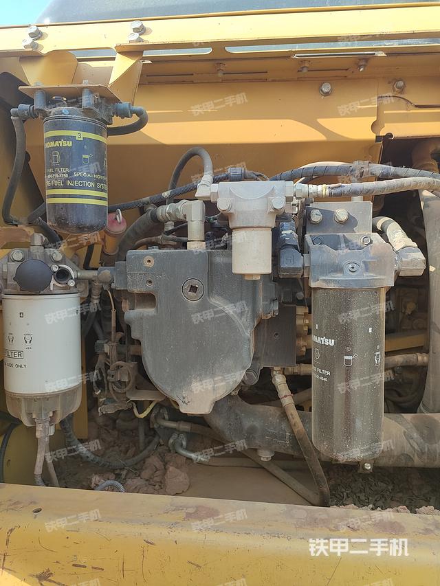 液压泵舱室正面整体（整机外观）