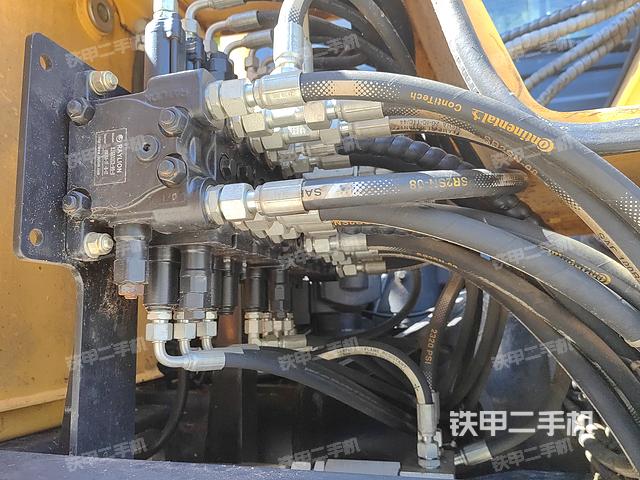 回转马达和主控阀（整机外观）