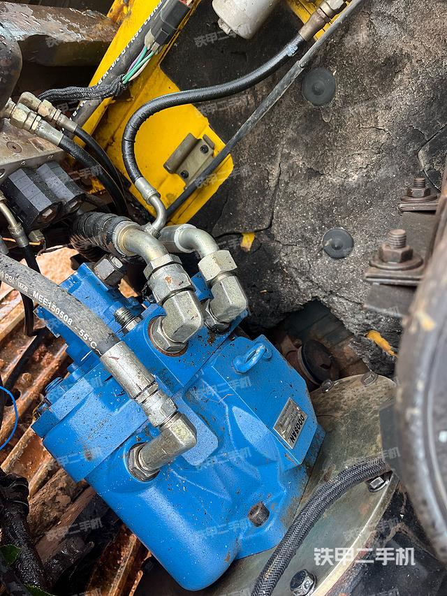 液压泵舱室正面整体（整机外观）