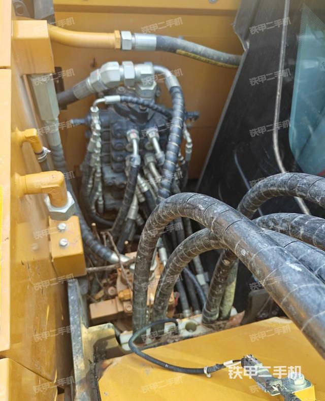 回转马达和主控阀（整机外观）