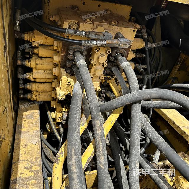 回转马达和主控阀（整机外观）