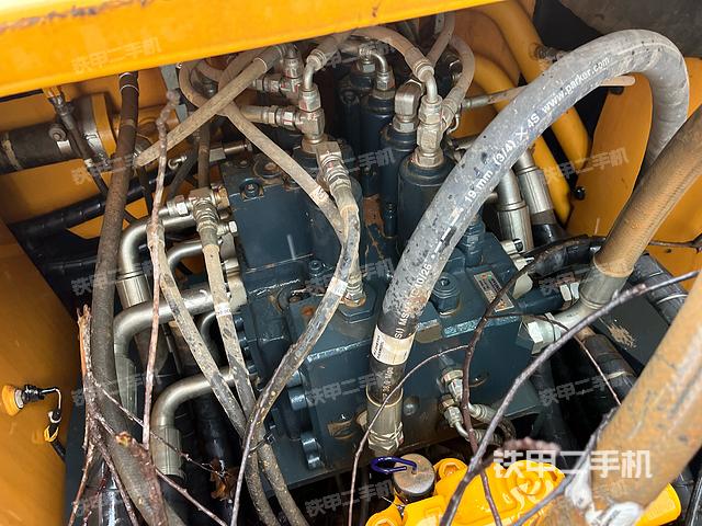 回转马达和主控阀（整机外观）