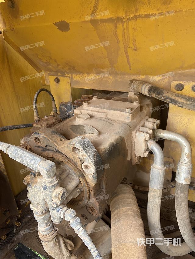 液压泵舱室正面整体（整机外观）