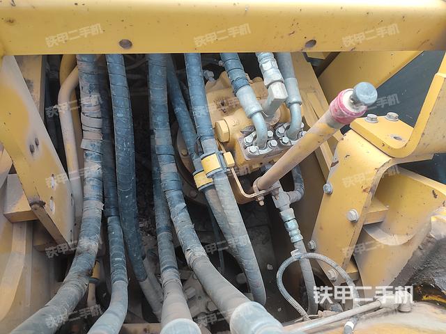 回转马达和主控阀（整机外观）