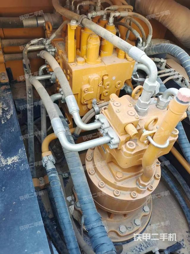 回转马达和主控阀（整机外观）