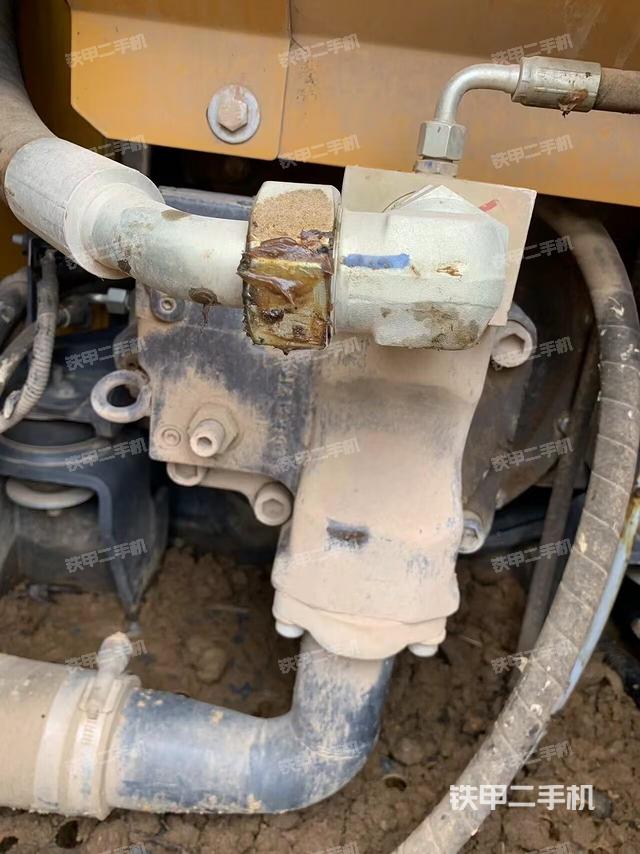 液压泵舱室正面整体（整机外观）