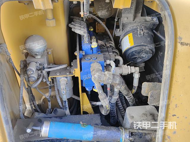 回转马达和主控阀（整机外观）