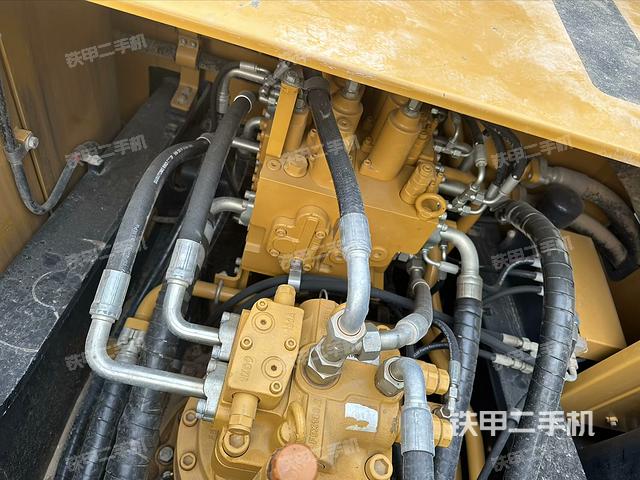 回转马达和主控阀（整机外观）