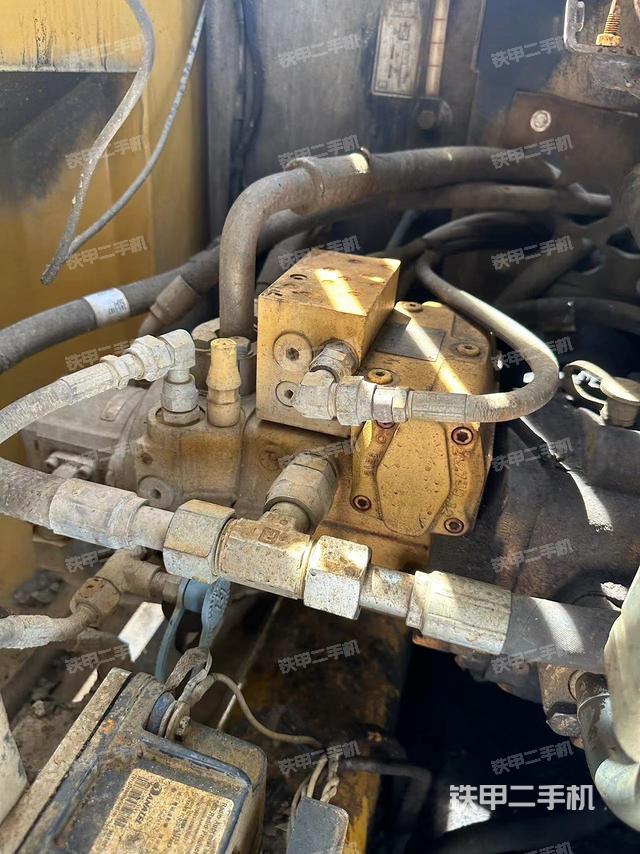 液压泵舱室正面整体（整机外观）