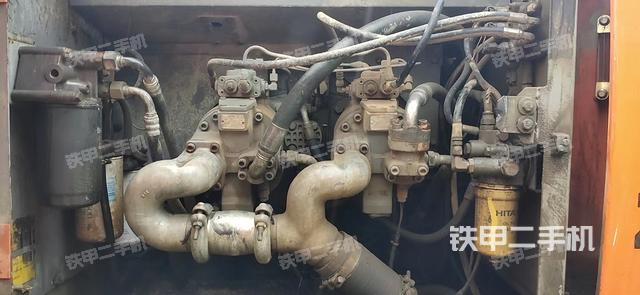 液压泵舱室正面整体（整机外观）