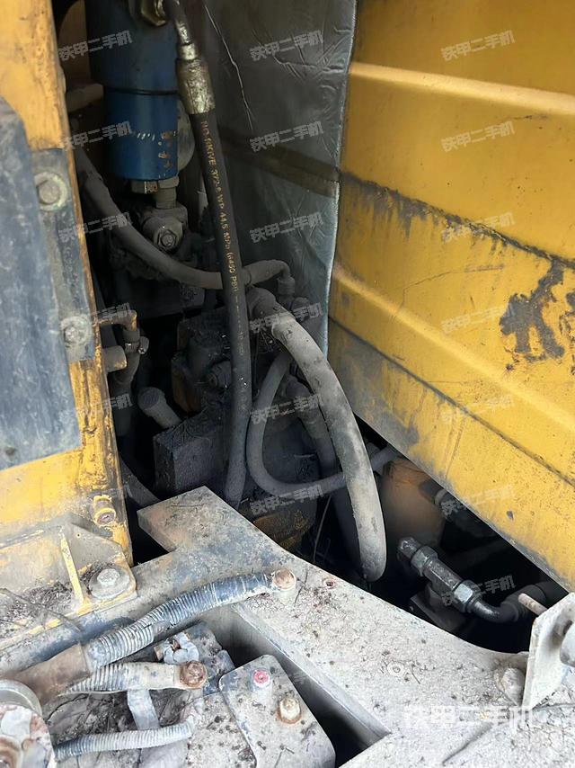 回转马达和主控阀（整机外观）