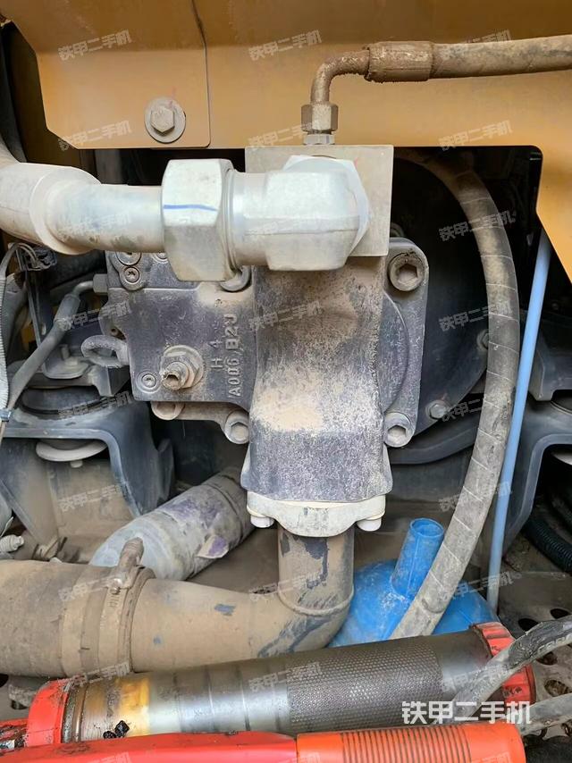 液压泵舱室正面整体（整机外观）