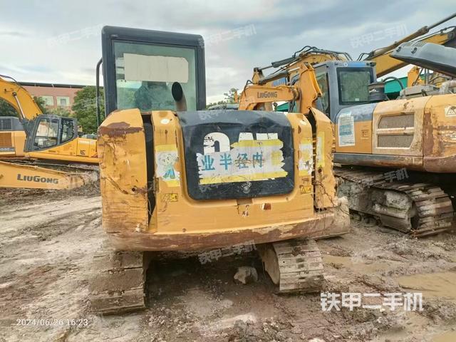 液压泵舱室正面整体（整机外观）