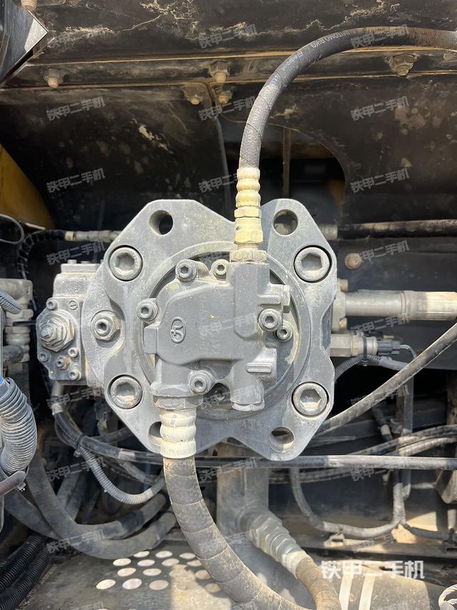 液压泵舱室正面整体（整机外观）