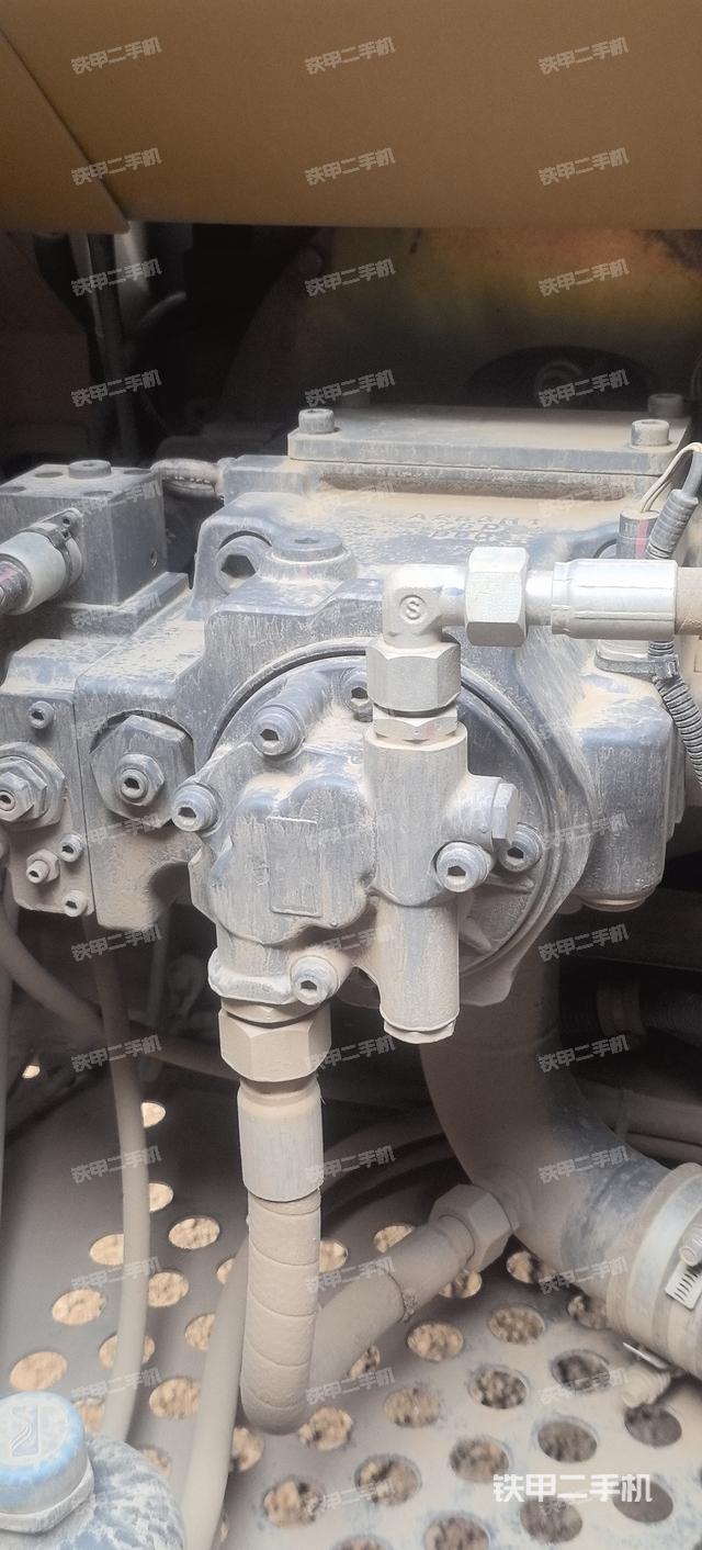 液压泵舱室正面整体（整机外观）