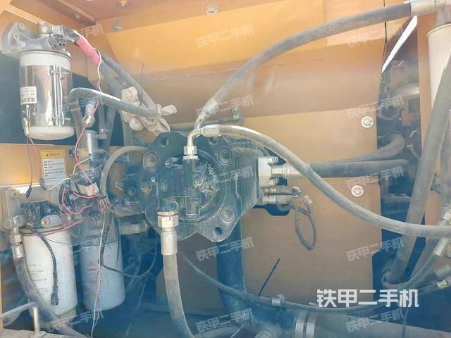 液压泵舱室正面整体（整机外观）