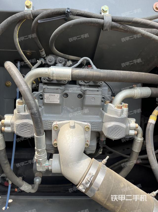 液压泵舱室正面整体（整机外观）